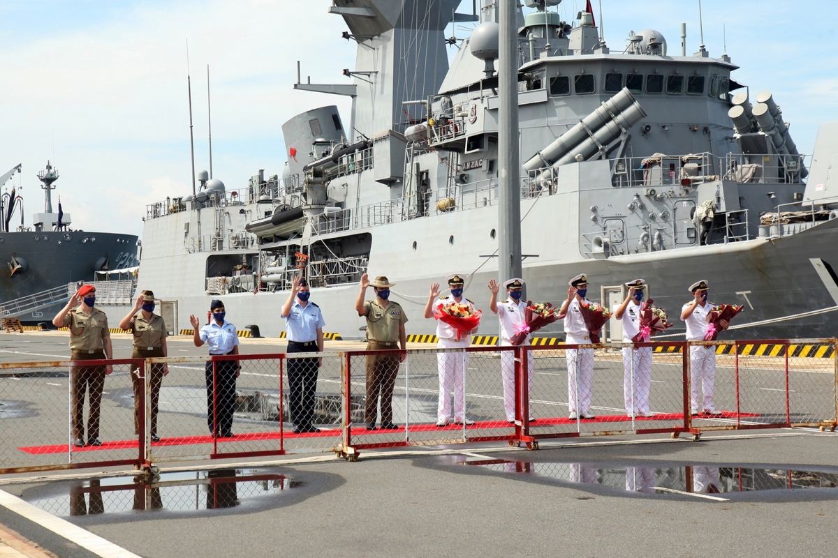 Three big Australian warships visit Vietnam